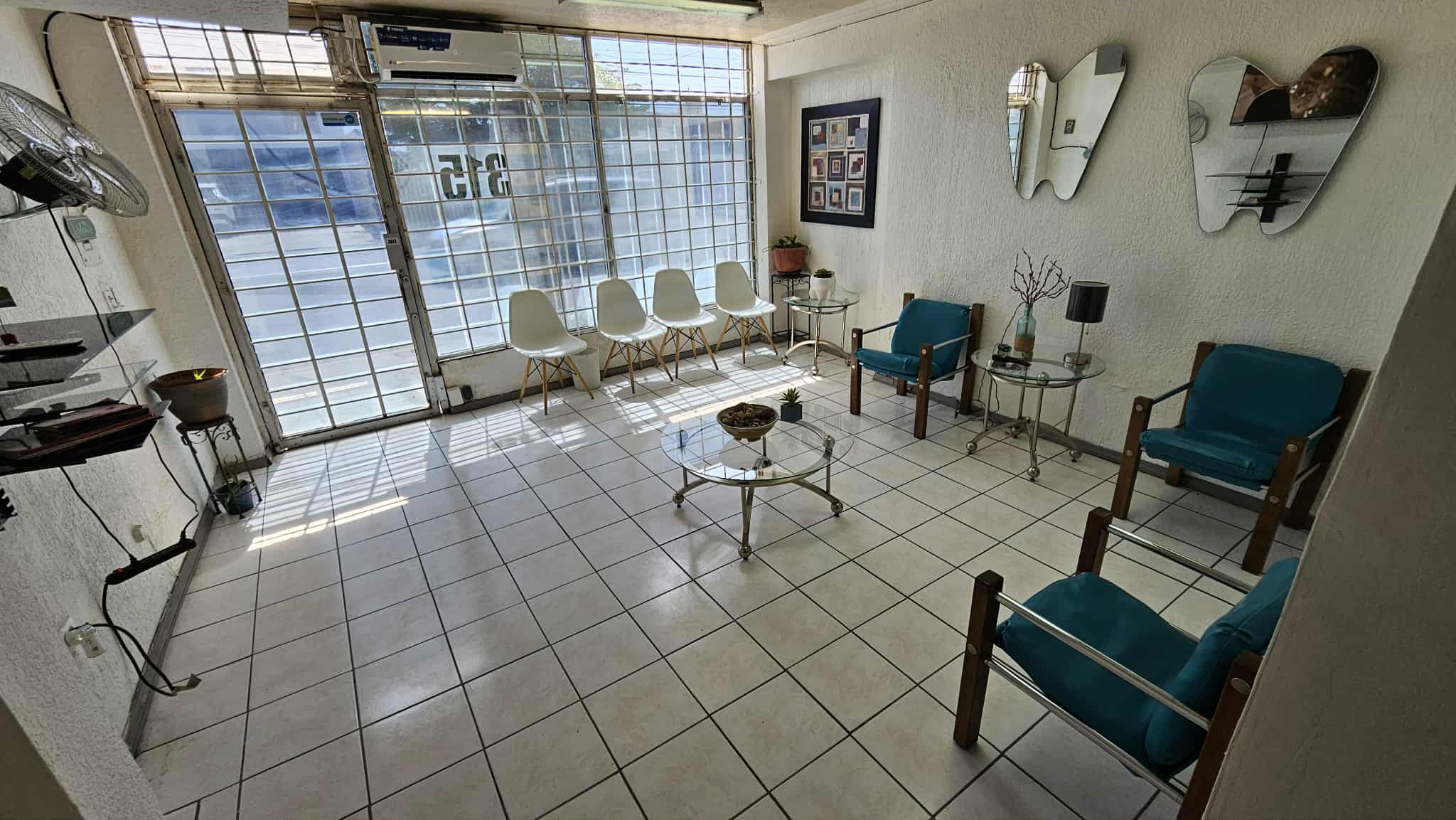 Sala de espera moderna y cómoda de la Clínica Dental Dr. Santos
