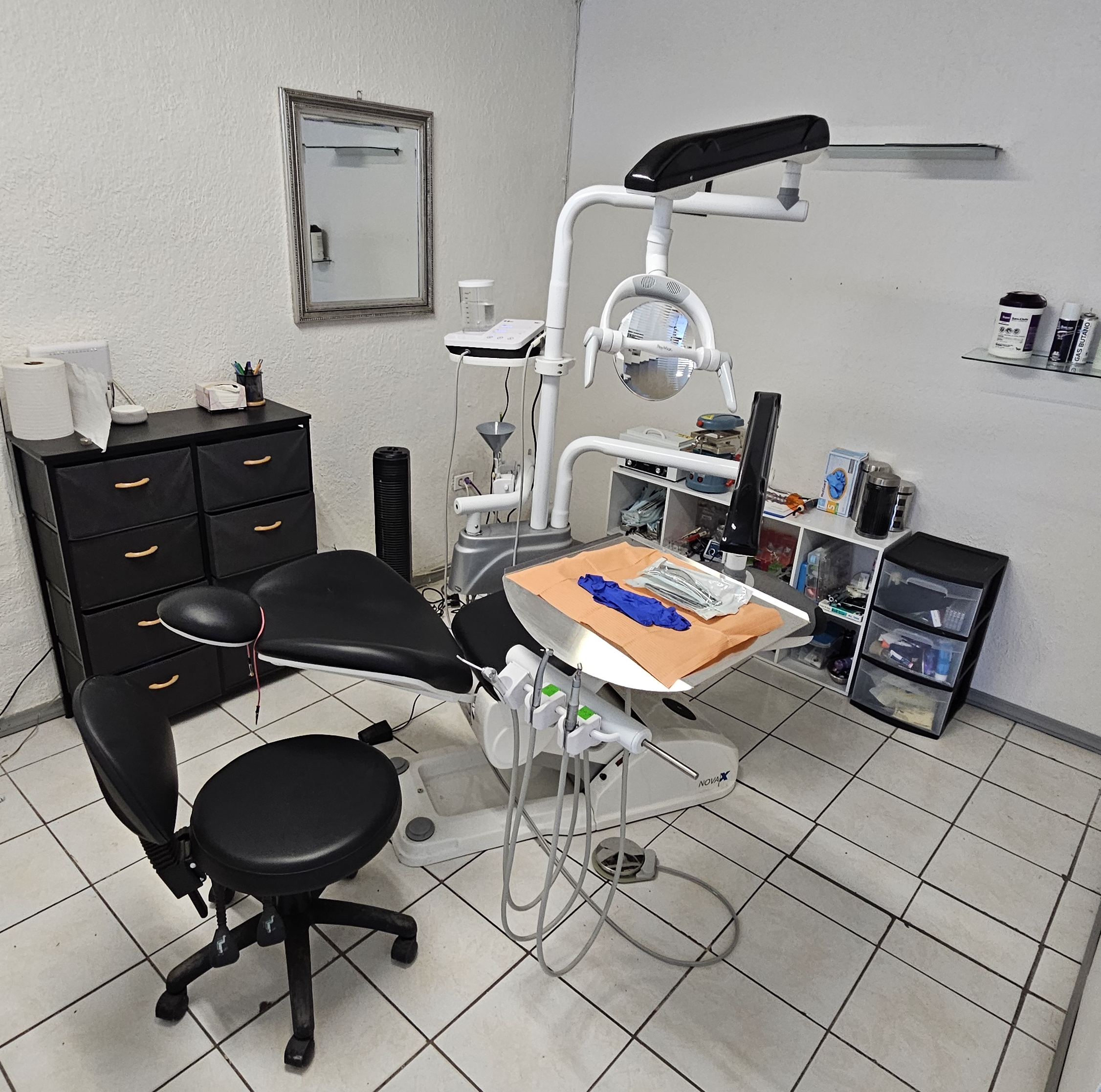 Consultorio dental equipado con tecnología de punta en la Clínica Dr. Santos